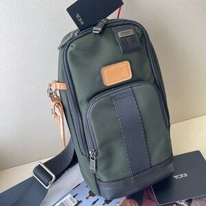 (new+tag) Tumi Fife men’s sling pack green / black